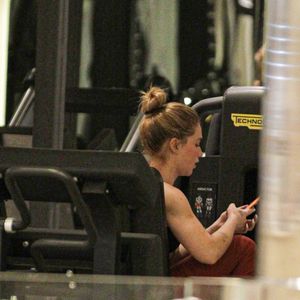 Virgínia Fonseca foi fotografada enquanto mexia no celular sentada em um dos aparelhos