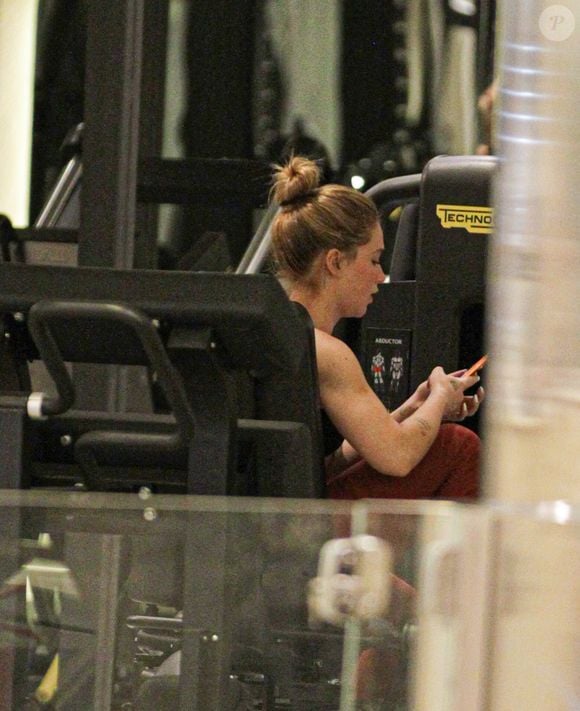 Virgínia Fonseca foi fotografada enquanto mexia no celular sentada em um dos aparelhos