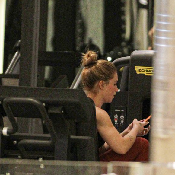 Virgínia Fonseca foi fotografada enquanto mexia no celular sentada em um dos aparelhos