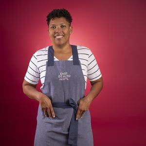 Flan Souza – Flan mora em Barueri, São Paulo. Com 41 anos, a técnica de enfermagem nasceu em Salvador, na Bahia, e carrega na cozinha uma forte conexão com sua mãe e sua avó, suas grandes referências