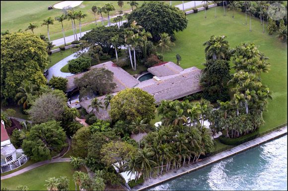 Julio Iglesias é dono de diversas mansões ao redor do mundo, como esta localizada em Miami. Imagem é de 2001