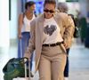 A camiseta de Paolla Oliveira é 100% algodão, da Saint Laurent, custando + R$ 5 mil, de acordo com a Farfetch.