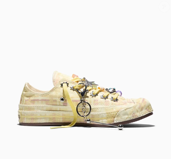 A colaboração Converse x Collina Strada reinventa o clássico Chuck 70 com uma estética maximalista e lúdica, característica da visão criativa de Hillary Taymour para a marca