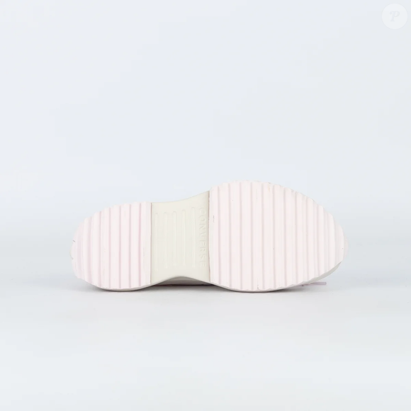 O solado tratorado de aproximadamente 5,5 cm é um dos destaques do Converse Run Star Hike Ox Peached Pretty Pink Amendoa Pink. Feito de EVA e borracha, ele combina uma estrutura robusta com o acabamento delicado dos cadarços de cetim