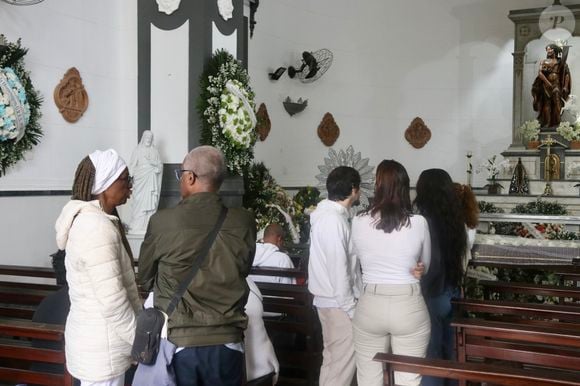Ao anunciar a cerimônia, Dudu Nobre afirmou que, apesar da dor provocada pela morte da mãe, "o samba não pode parar, vida que segue", explicando a escolha pelo gurufim