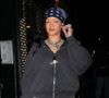 Nas últimas semanas, Rihanna tem escondido boa parte do seu corpo em roupas largas e moletons