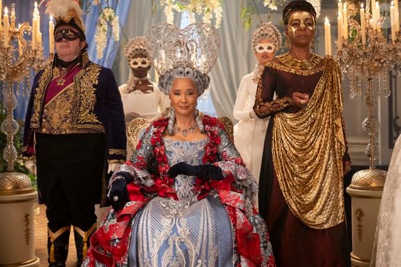 No baile de máscaras, Rainha Charlotte usa uma réplica da coroa de casamento que o rei George lhe deu