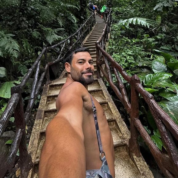 Internautas na web apontaram que o seu suposto namorado, o médico Pedro Andrade, estaria a acompanhando nesta viagem.