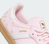 Flores bordadas e design esportivo se encontram no Adidas Samba OG, tênis que atualiza a estética de um modelo inspirado no futebol indoor dos anos 1950. De acordo com a Adidas, a versão floral mantém elementos característicos da silhueta original e acrescenta um detalhe contemporâneo ao cabedal de couro macio
