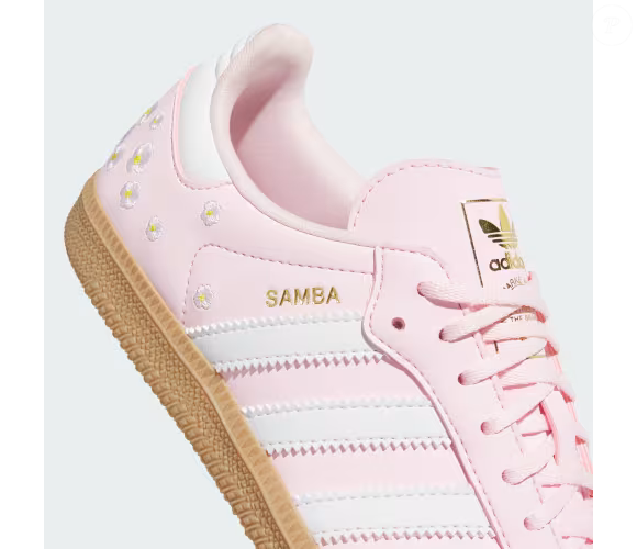Flores bordadas e design esportivo se encontram no Adidas Samba OG, tênis que atualiza a estética de um modelo inspirado no futebol indoor dos anos 1950. De acordo com a Adidas, a versão floral mantém elementos característicos da silhueta original e acrescenta um detalhe contemporâneo ao cabedal de couro macio