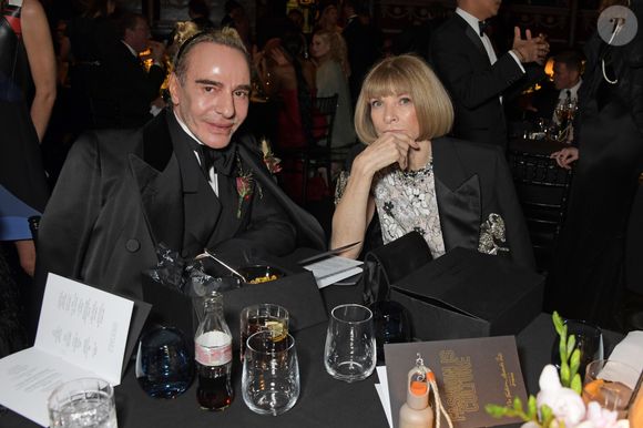 Anna Wintour defende homenagem a John Galliano no Met Gala 2027 e afirma que a carreira do estilista não pode ser definida por um único momento