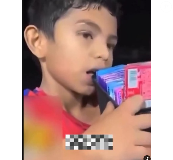 Matheus, de 9 anos, recebeu o carinho da avó Dona Inês após ser constrangido por uma influenciadora enquanto vendia balas em Fortaleza