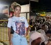 'Vencemos': esposa de MC Poze do Rodo, Vivi Noronha comemora liberdade do funkeiro e filma 'festa' de fãs em frente ao presídio