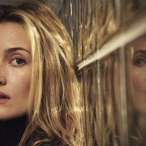 Sarah Pidgeon interpreta Carolyn Bessette em 'Love Story: John F. Kennedy Jr. & Carolyn Bessette', série do Disney+, e a it girl dos anos 90 ressurge como símbolo máximo do visual clean