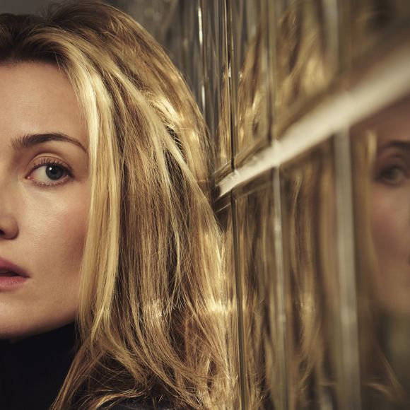 Sarah Pidgeon interpreta Carolyn Bessette em 'Love Story: John F. Kennedy Jr. & Carolyn Bessette', série do Disney+, e a it girl dos anos 90 ressurge como símbolo máximo do visual clean