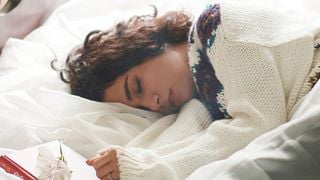 Estas são as três características em comum de quem dorme com a roupa do dia a dia em vez de pijama, segundo a psicologia