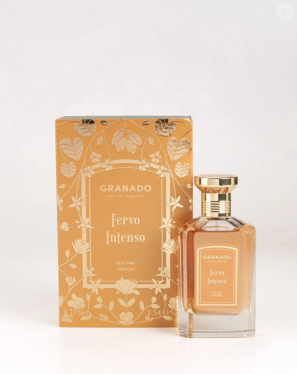 Aplicação estratégica do hidratante Lily seguida do perfume Fervo Intenso promete resultado elegante, envolvente e digno de elogios