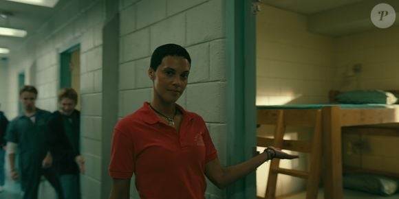 Em 'Desobedientes', Tattiawna Jones vive Rabbit, funcionária de confiança da Tall Pines Academy. Ela é responsável pelas meninas e mantém uma forte ligação com Evelyn