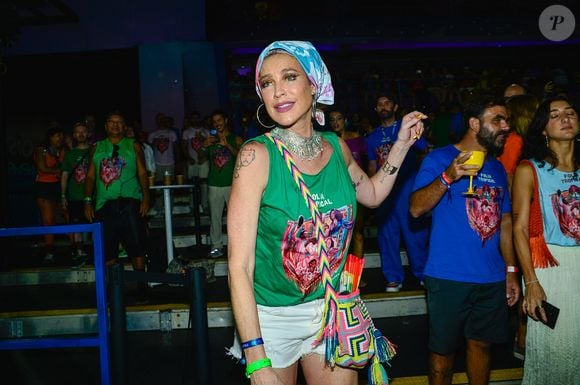 Usando lenço na cabeça, Luana Piovani escolheu um look simples e confortável com abadá e short branco