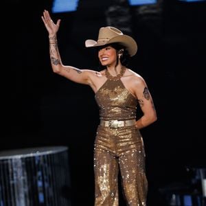 Ana Castela usou look metalizado e com brilho no Upfront 2026 da Globo