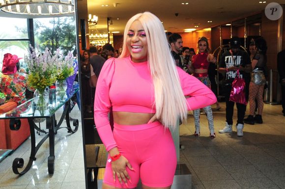 A revelação foi feita durante uma entrevista exclusiva a um podcast, onde a ex-participante de A Fazenda falou abertamente sobre seus próximos passos profissionais e os bastidores da atração.