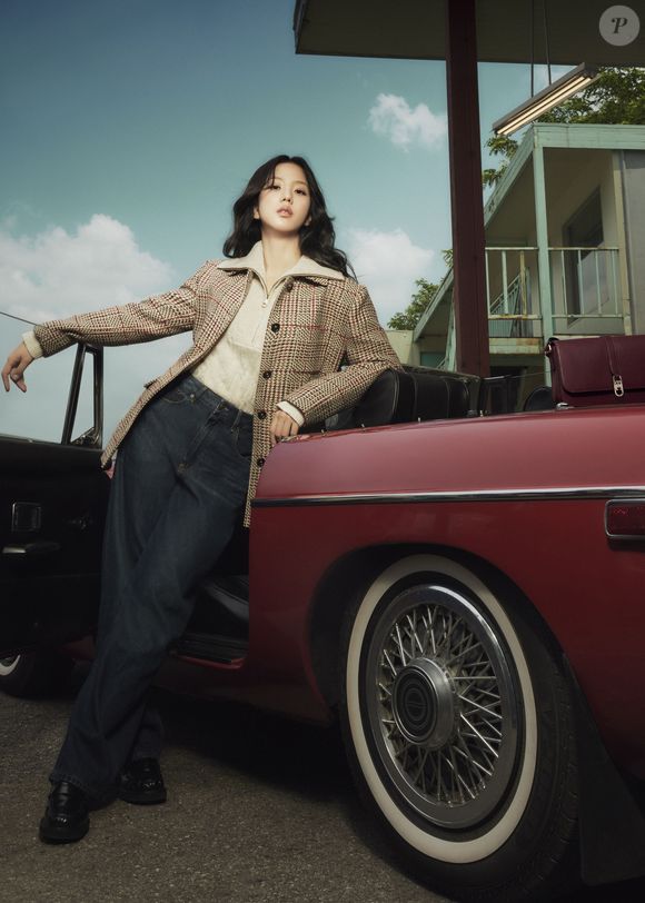 Jisoo atesta que a combinação de diferentes materiais em tons neutros cria uma produção rica e interessante