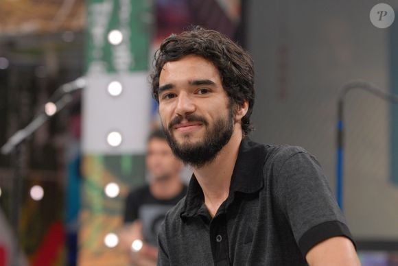Hoje consolidado na TV brasileira, Caio Blat revelou um episódio marcante do início de sua carreira nas novelas