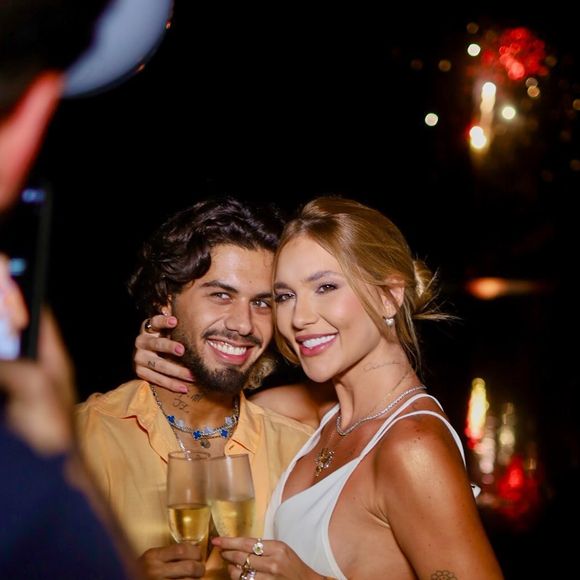 Virginia posou para fotos toda sorridente ao lado do esposo Zé Felipe.