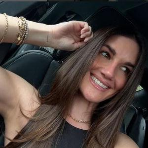 '"Esta é a minha história sobre a minha experiência com a esteticista de celebridades Sonya Dakar e como ela mudou meu rosto para sempre', disse Victoria Nelson