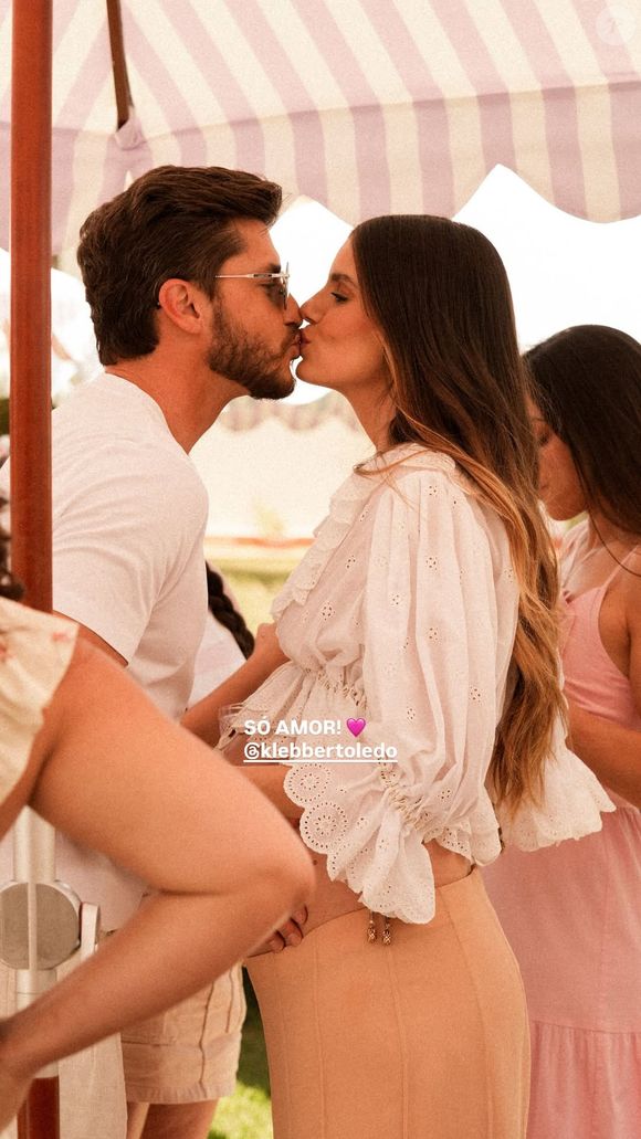 Nos stories do Instagram, Camila Queiroz mostrou alguns detalhes do chá de bebê, incluindo um beijão de Klebber Toledo