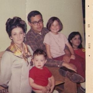 Demi Moore, que viveu uma infância conturbada em casa; abandonada pelo pai antes de nascer, ela cresceu pensando que o padrasto era o seu genitor, até que descobriu a verdade aos 13