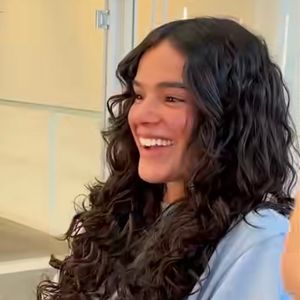 O corte é marcado por camadas longas e bem estruturadas, que criam volume no topo e na parte frontal, sem abrir mão do comprimento na parte de trás.