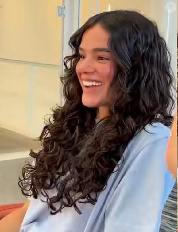 O corte é marcado por camadas longas e bem estruturadas, que criam volume no topo e na parte frontal, sem abrir mão do comprimento na parte de trás.