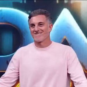Luciano Huck se divertiu ao ver Pedro Scooby 'travar' no palco do 'Domingão'