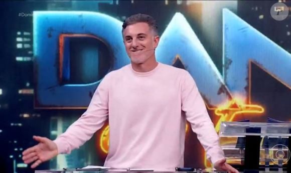 Luciano Huck se divertiu ao ver Pedro Scooby 'travar' no palco do 'Domingão'