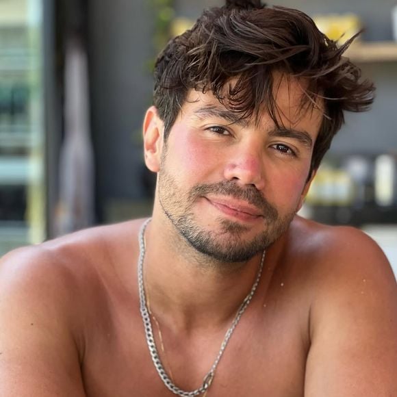 Nesta foto sem filtros, Mariano mostra sua beleza com o novo visual e após a rinoplastia