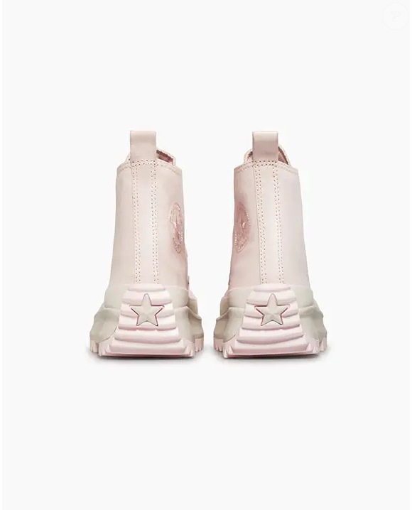 Inspirado na estética das sapatilhas de balé, o novo Converse mostra que os tênis também podem ter aparência refinada e elegante
