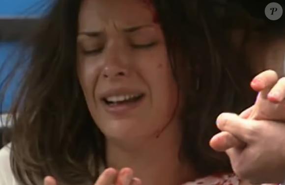 Após o acidente em 'História de Amor', Paula será levada até o pronto-socorro.
