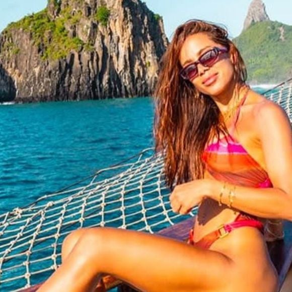 De maiô vazado, Anitta valoriza virilha sarada em viagem de aniversário por Noronha e fotos impressionam a web