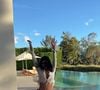 A mansão da influencer conta com uma piscina imensa e cercada por espreguiçadeiras, que parece ter saído diretamente de um hotel cinco estrelas