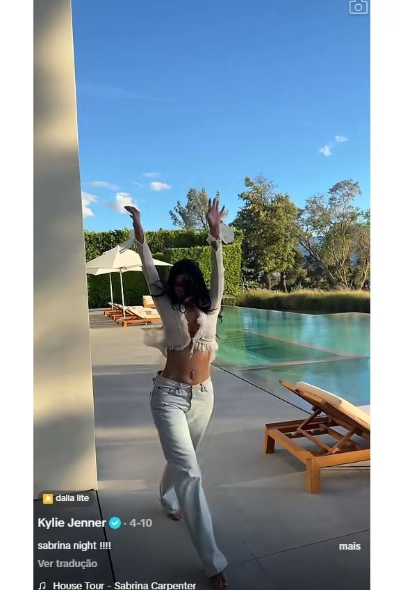 A mansão da influencer conta com uma piscina imensa e cercada por espreguiçadeiras, que parece ter saído diretamente de um hotel cinco estrelas