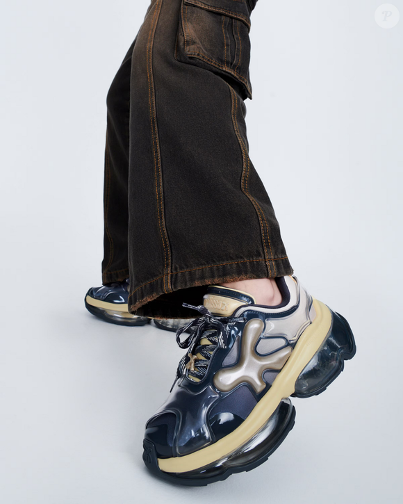 Melissa lança sneaker com solado translúcido e transforma tendência "jelly" em aposta para looks urbanos