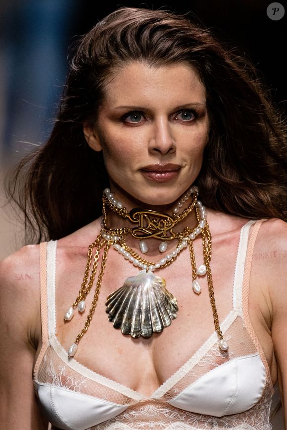 Julia Fox é apaixonada por maquiagens e já apareceu em produções marcantes