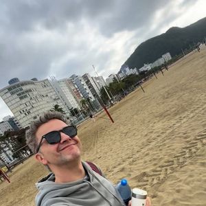 Lucas Lima recebeu Sandy e o atual namorado, o médico Pedro Andrade, na celebração