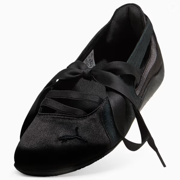 Por R$ 599,99, o Tênis Speedcat Ballet Étoile Feminina, da Puma, aposta em uma estética romântica sem abandonar a inspiração esportiva da linha Speedcat