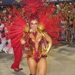 Mais comportada, Viviane Araújo sambou muito em 2014 com uma fantasia vermelha e dourada com um body reservado, apesar do decotão
