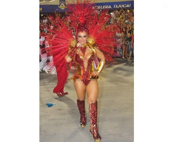 Mais comportada, Viviane Araújo sambou muito em 2014 com uma fantasia vermelha e dourada com um body reservado, apesar do decotão