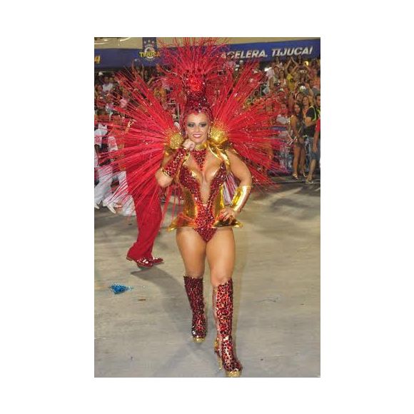Mais comportada, Viviane Araújo sambou muito em 2014 com uma fantasia vermelha e dourada com um body reservado, apesar do decotão