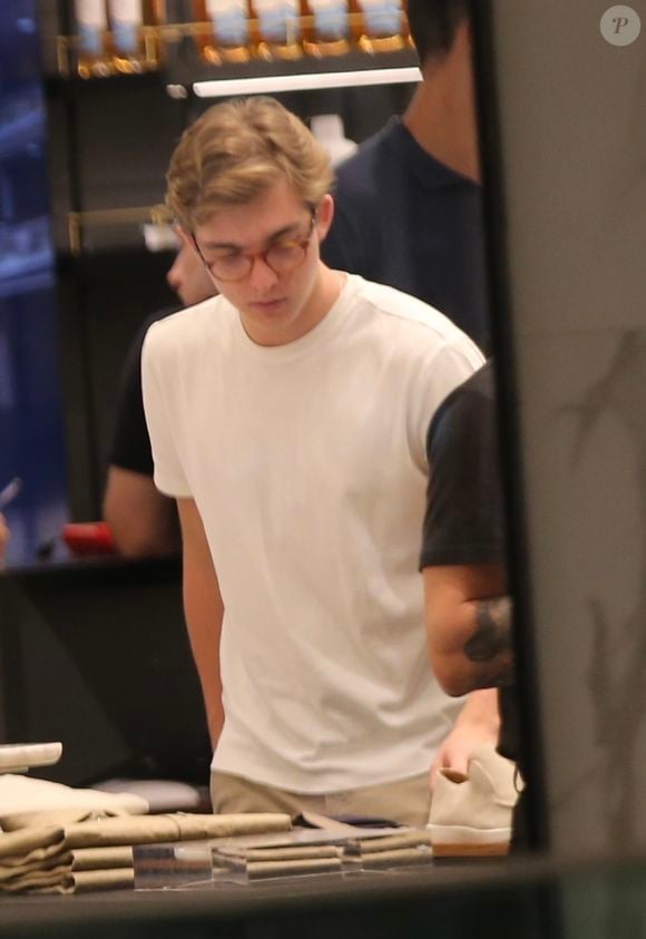 Para a ocasião, o casal apostou em looks confortáveis e casuais, o que chamou bastante atenção por conta da simplicidade das escolhas.