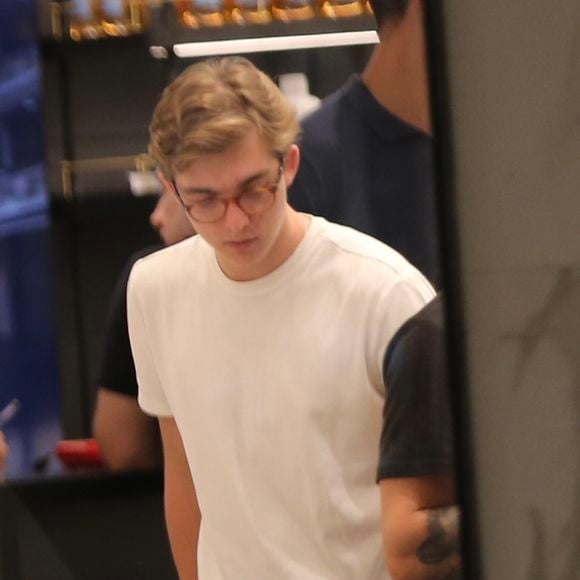 Para a ocasião, o casal apostou em looks confortáveis e casuais, o que chamou bastante atenção por conta da simplicidade das escolhas.